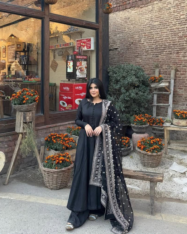 Mehr E Noor Black Shirt with Gold Tilla Embroidery Dupatta